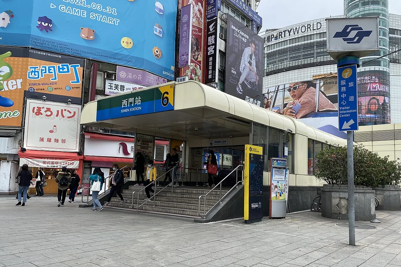 시먼역 6번 출구의 역명 표지