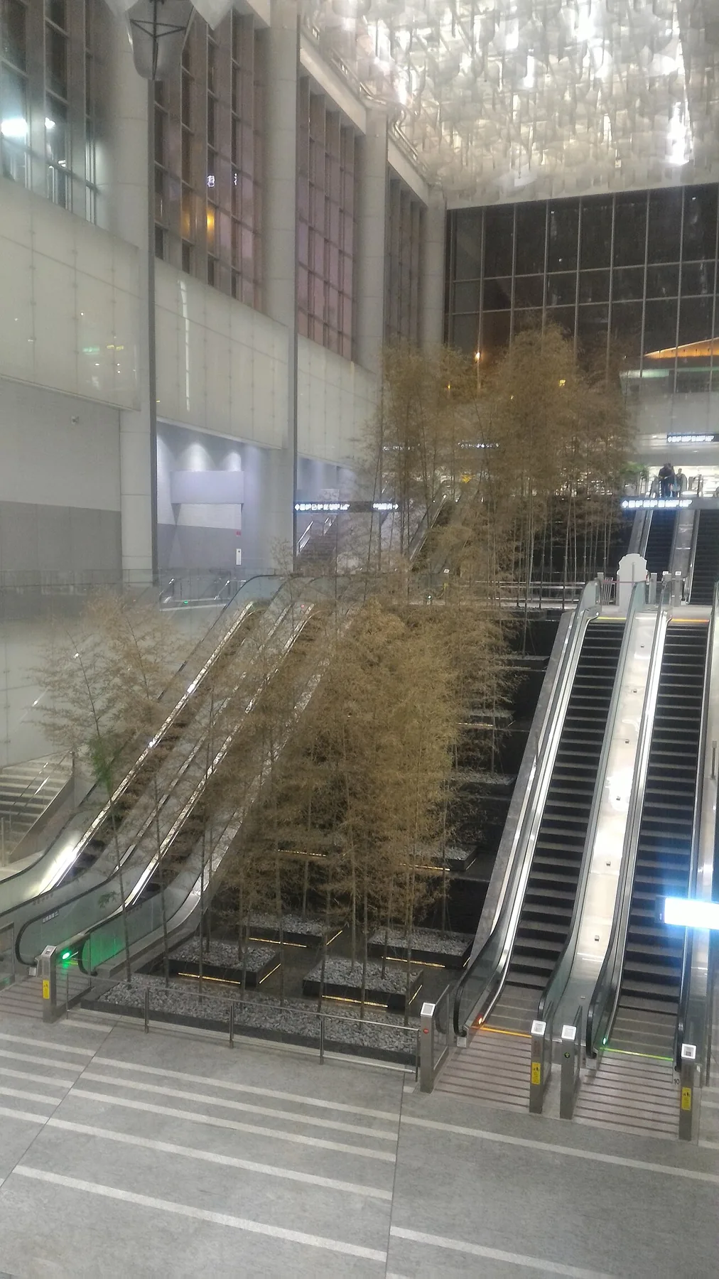 공항철도 A1 타이베이역의 대합실과 층간 이동 공간