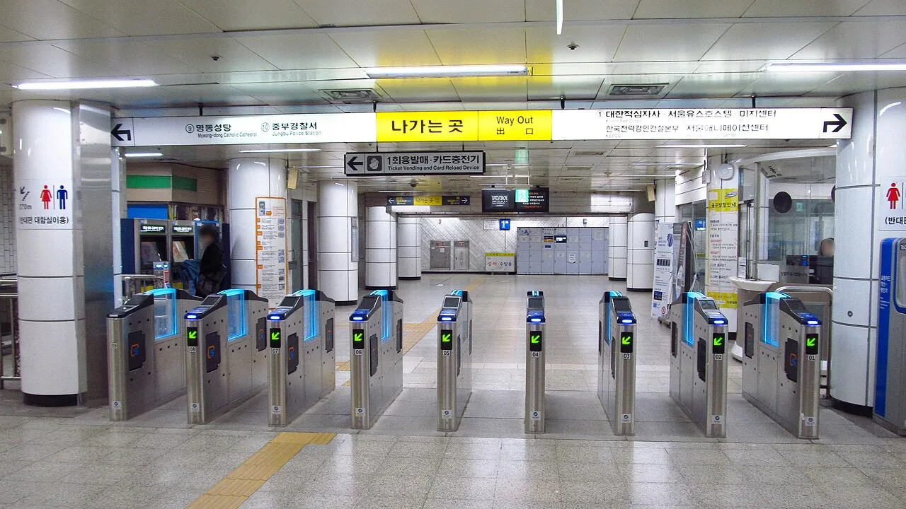 明洞駅の地下鉄改札