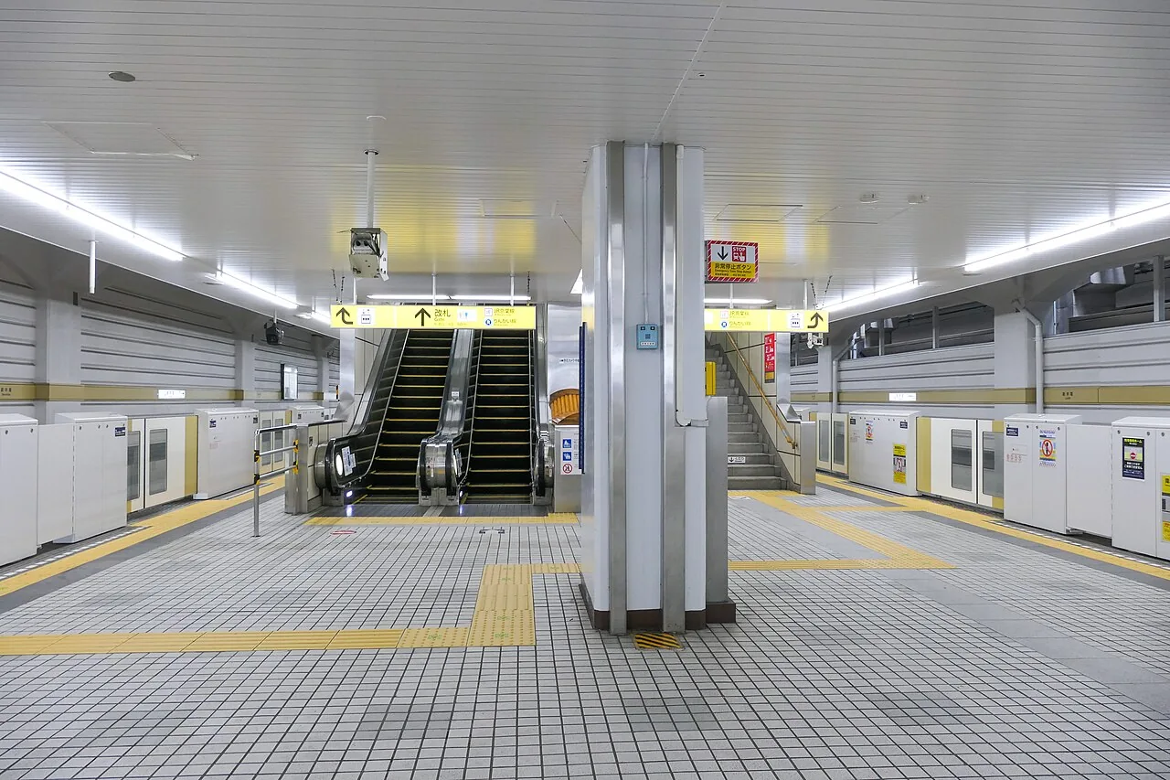 Tokyo Metro platform and direction signs
