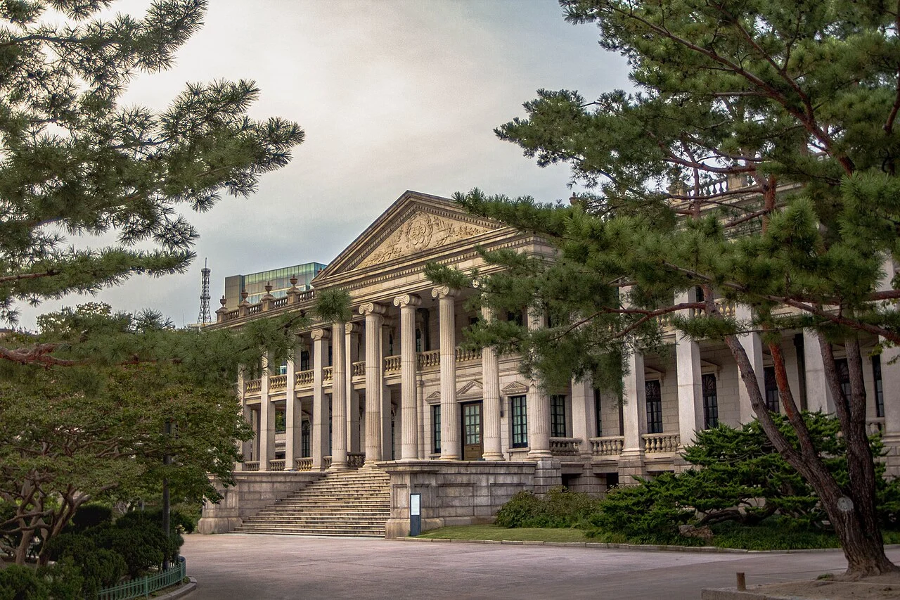 Side view of Seokjojeon columns and façade