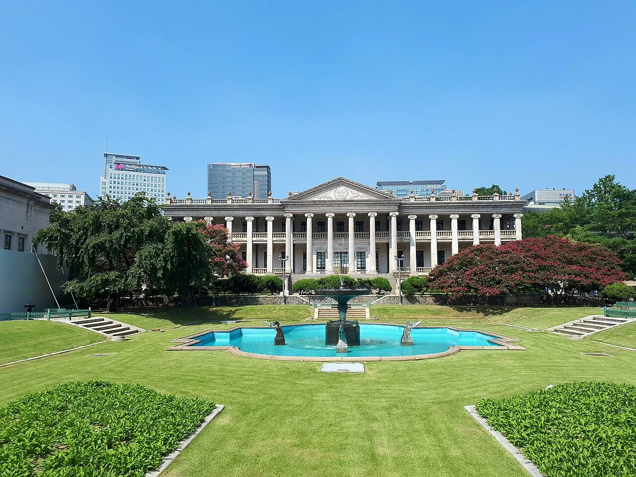 Seokjojeon façade and fountain