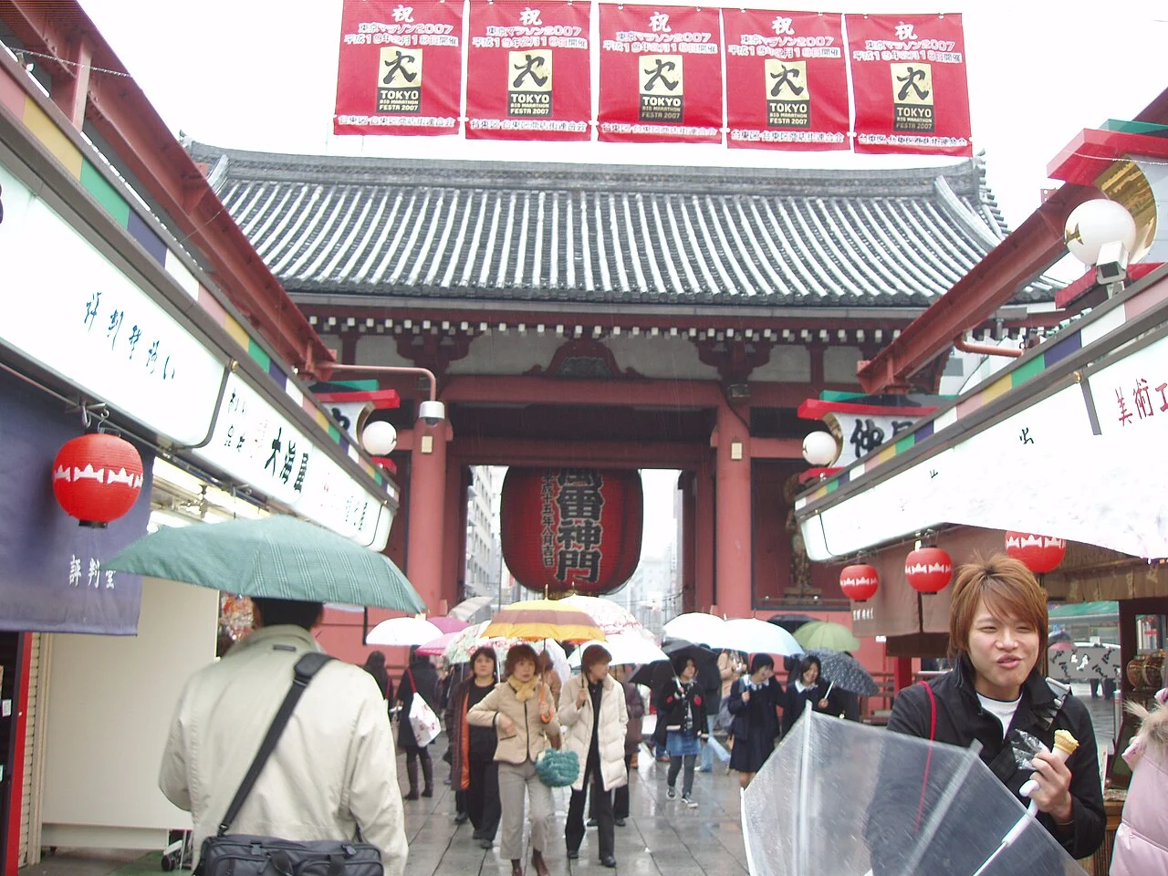 Kaminarimon and the entrance to Nakamise