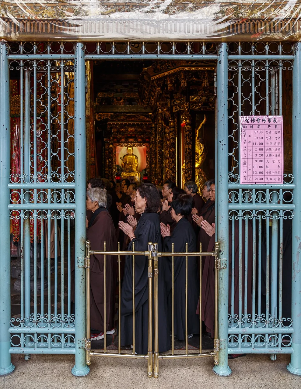 龍山寺境内の門と木の装飾
