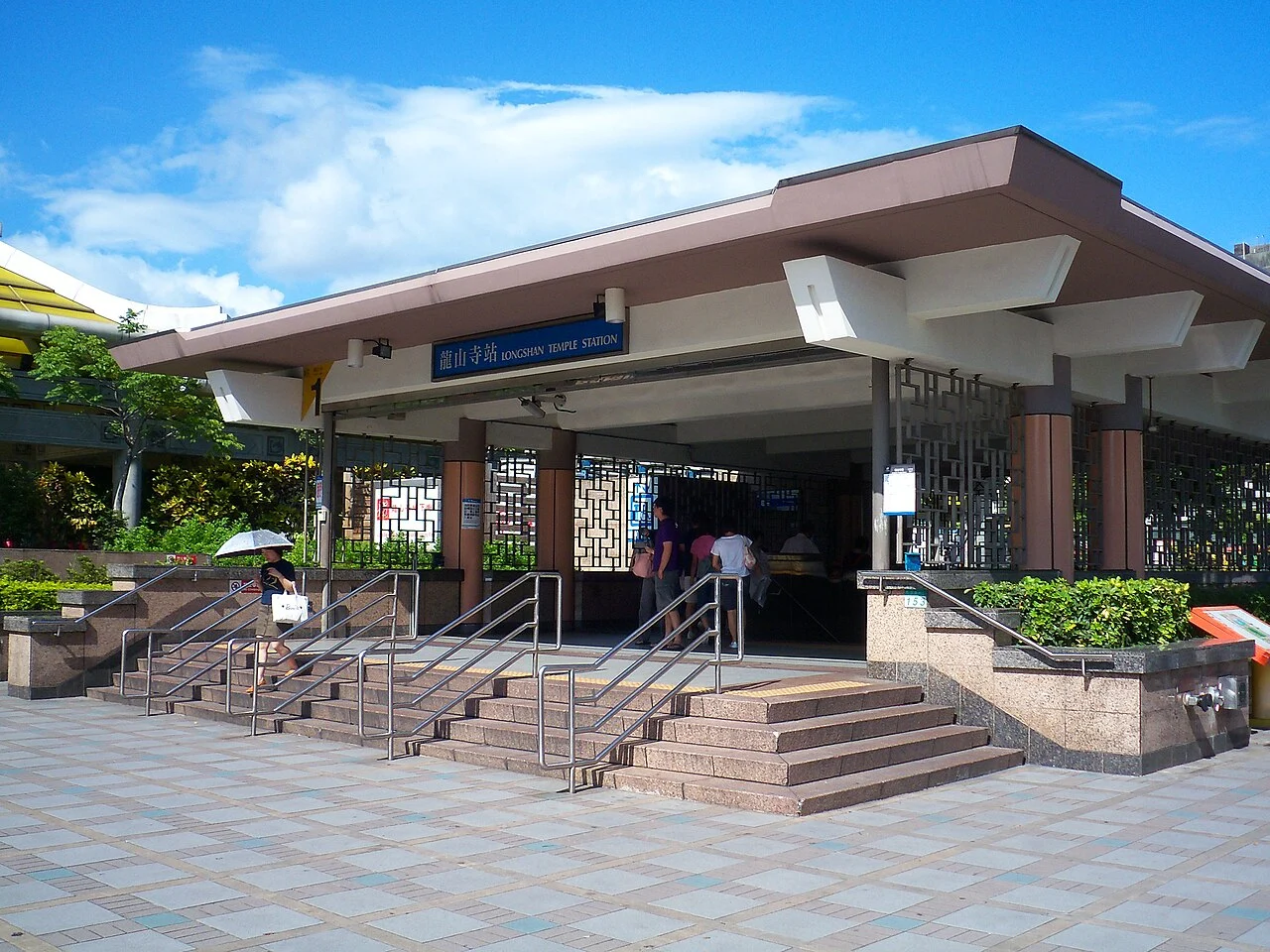 龍山寺駅1番出口