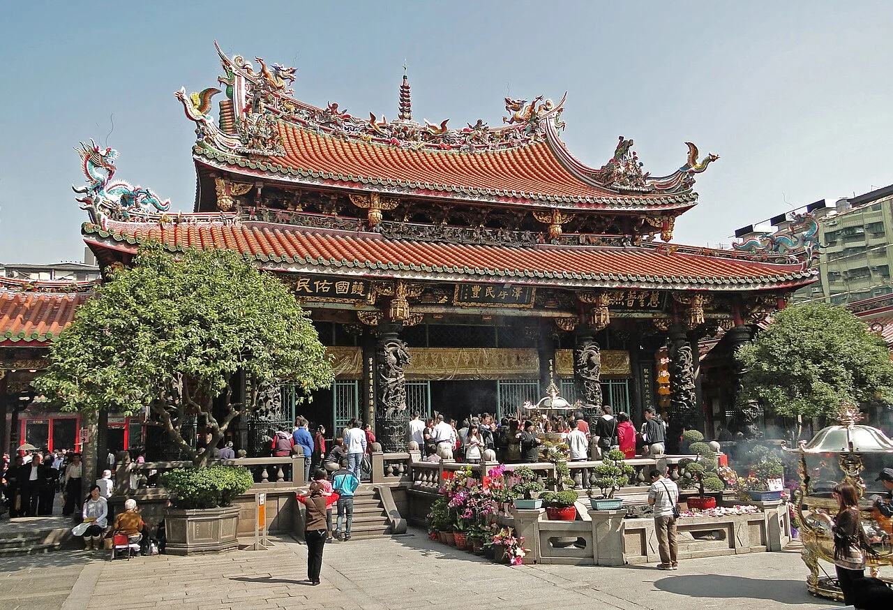 台北龍山寺の正門と前庭