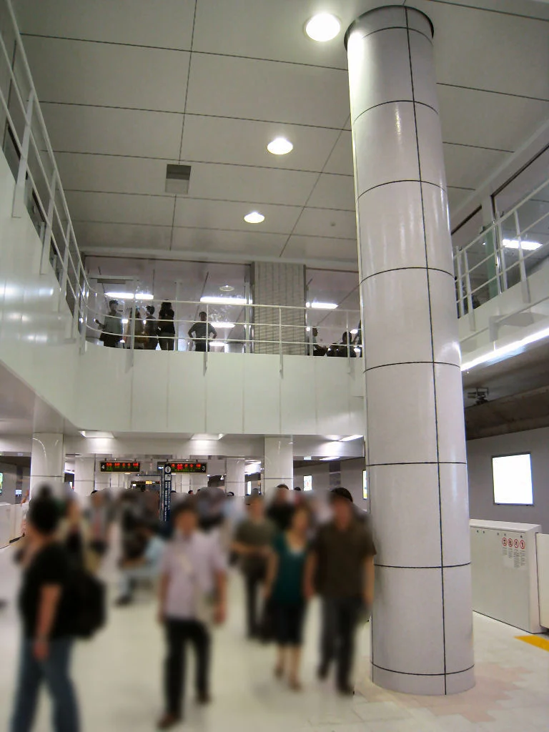 副都心線新宿三丁目のホーム階通路