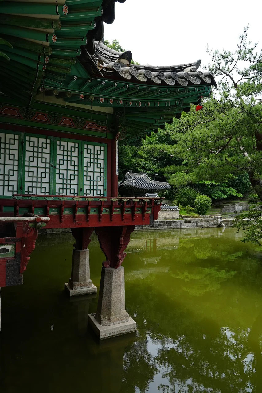 Pavilion and trees beside Buyongji
