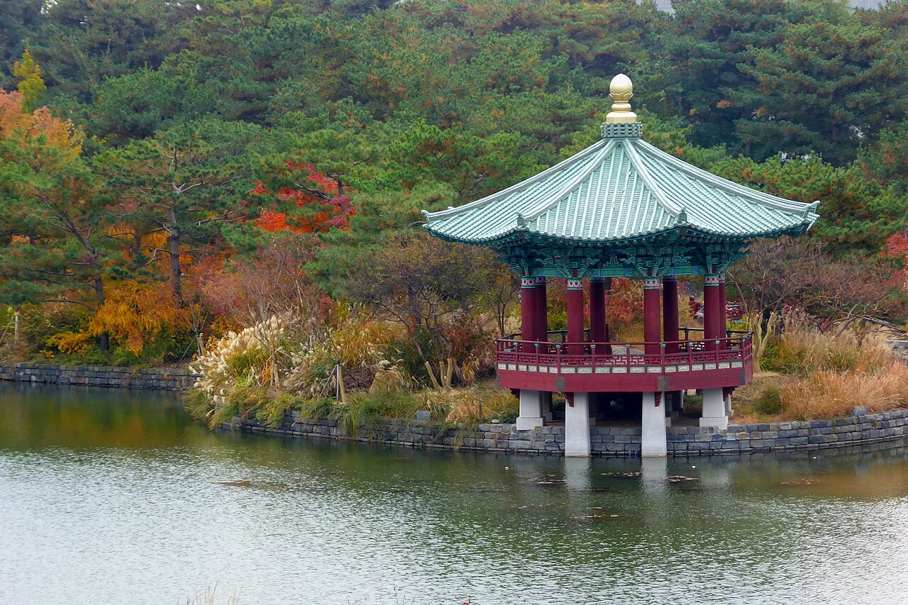 国立中央博物館の池畔の亭