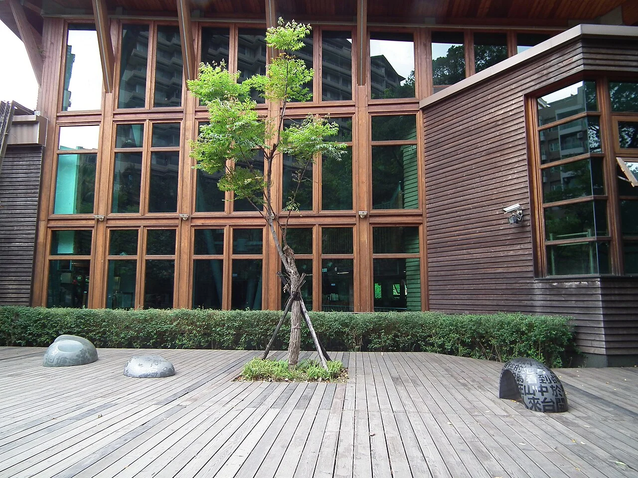 北投図書館の木の外壁とデッキ