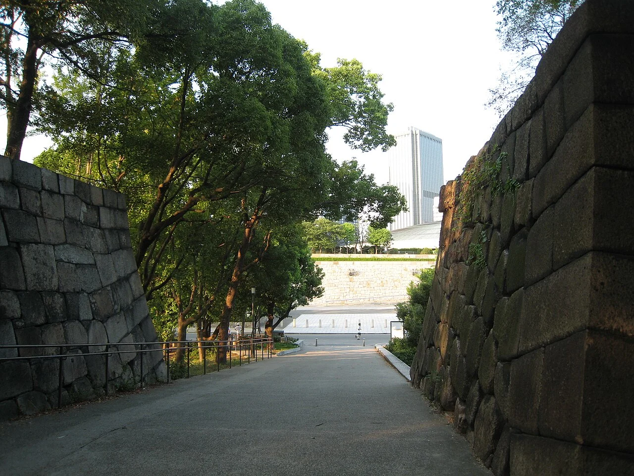大阪城石垣間の通路