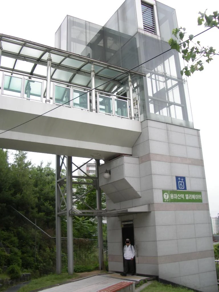 龍馬山駅のエレベーター入口例