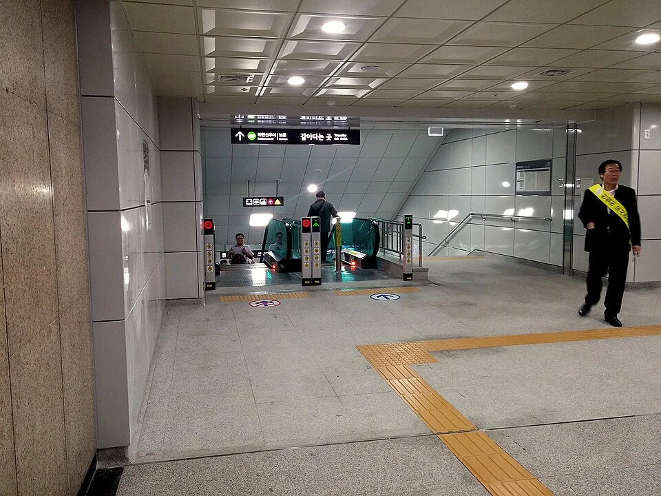 新設洞駅の乗換通路