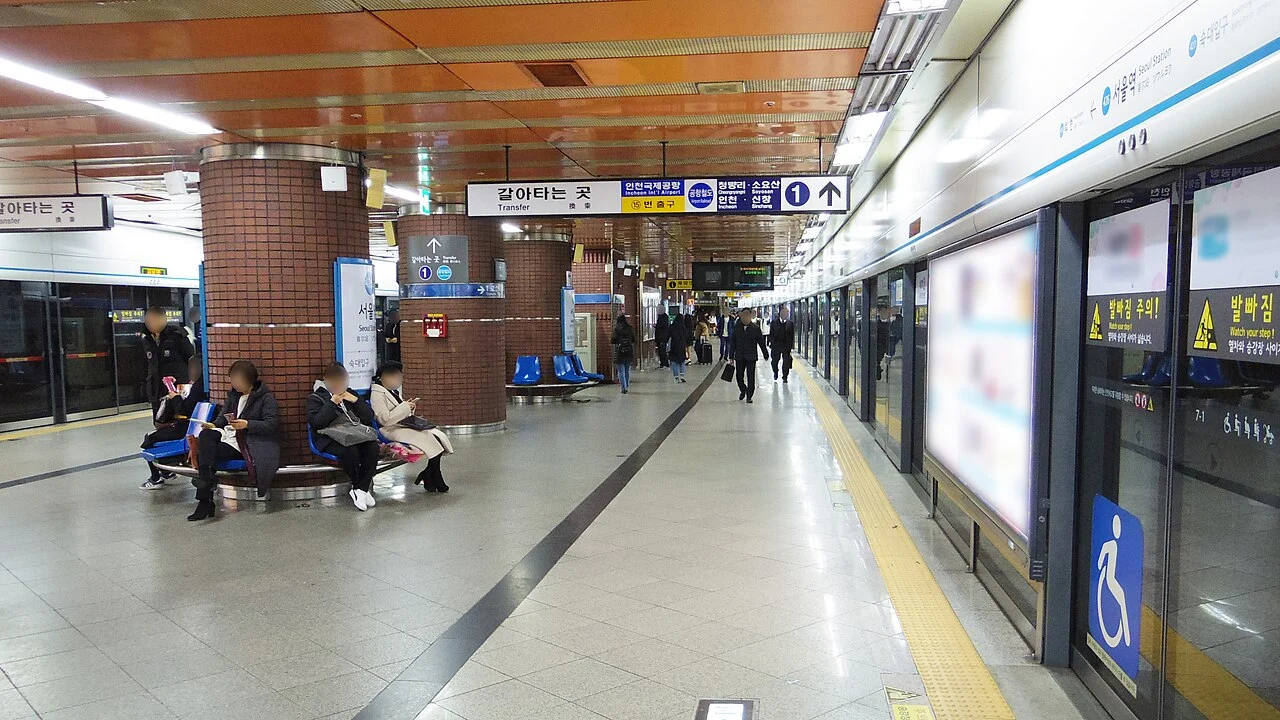 Seoul Station Line 4 platform and AREX transfer signs in 2018
