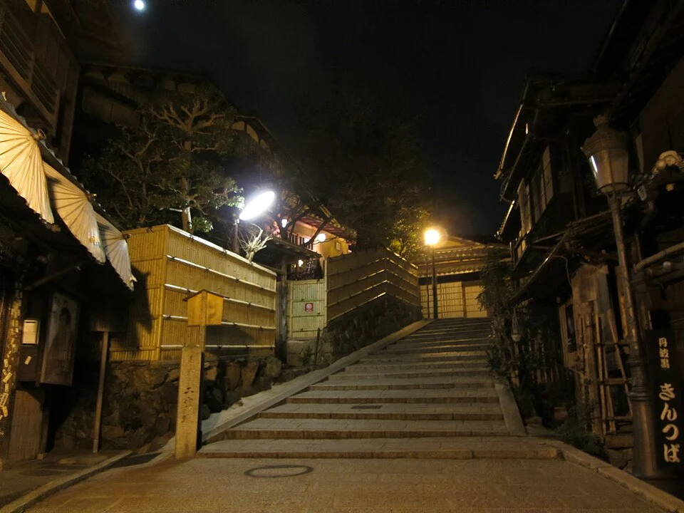 京都・二寧坂の坂道
