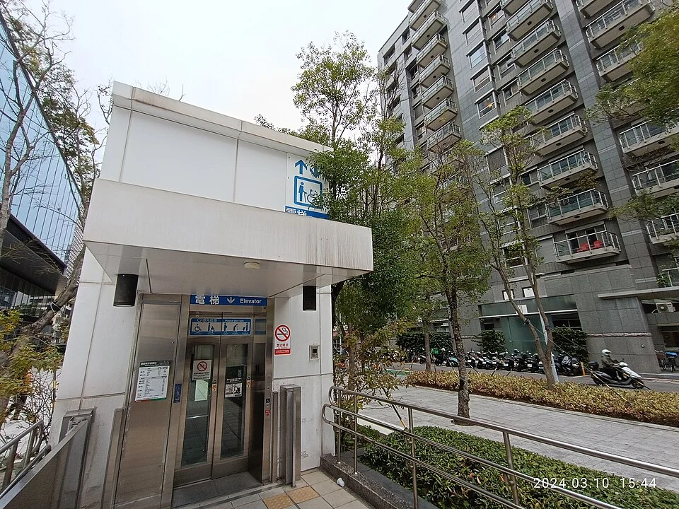 南京復興駅1番出口のエレベーター