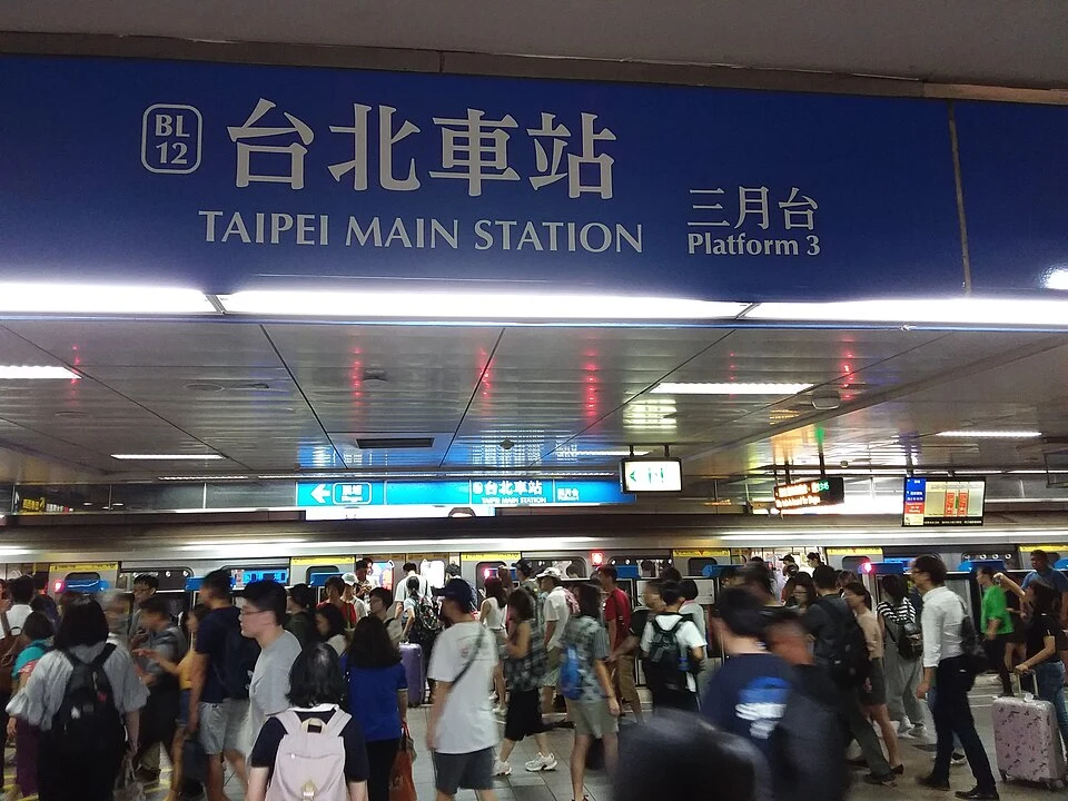 台北市内MRT BL12の駅名とホーム表示